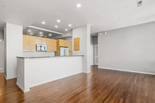 500 W Superior Street 2002, Chicago, IL 60654