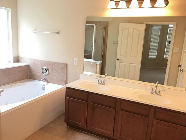 10006 Kendahlwood Lane, Tomball, TX 77375