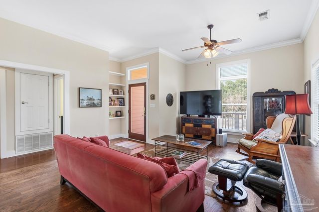 2568 Gulf Breeze Ave, Pensacola, FL 32507