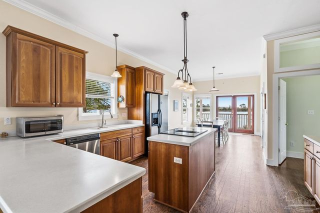 2568 Gulf Breeze Ave, Pensacola, FL 32507