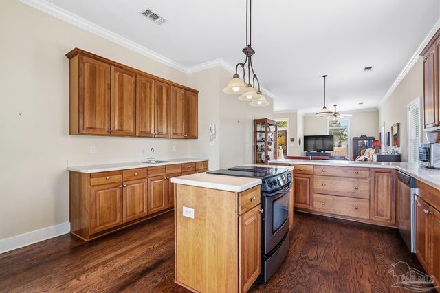 2568 Gulf Breeze Ave, Pensacola, FL 32507