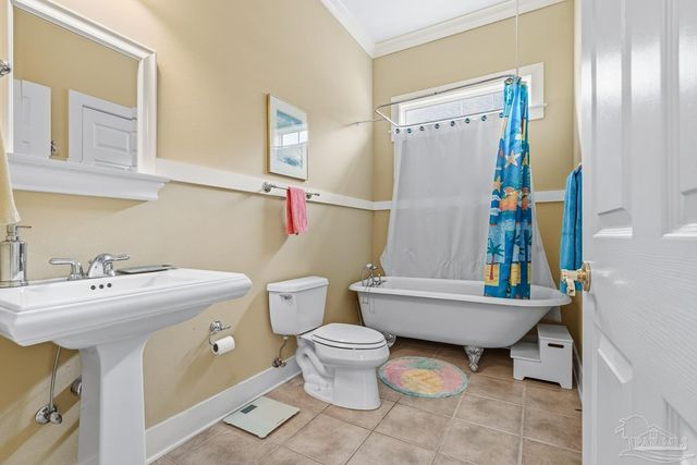 2568 Gulf Breeze Ave, Pensacola, FL 32507