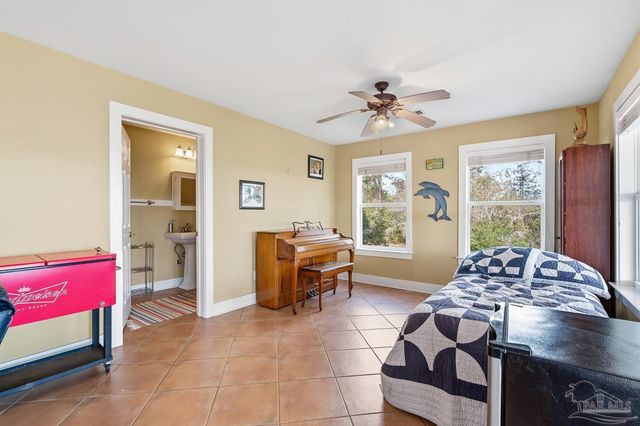 2568 Gulf Breeze Ave, Pensacola, FL 32507