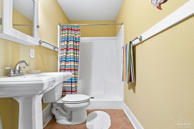 2568 Gulf Breeze Ave, Pensacola, FL 32507