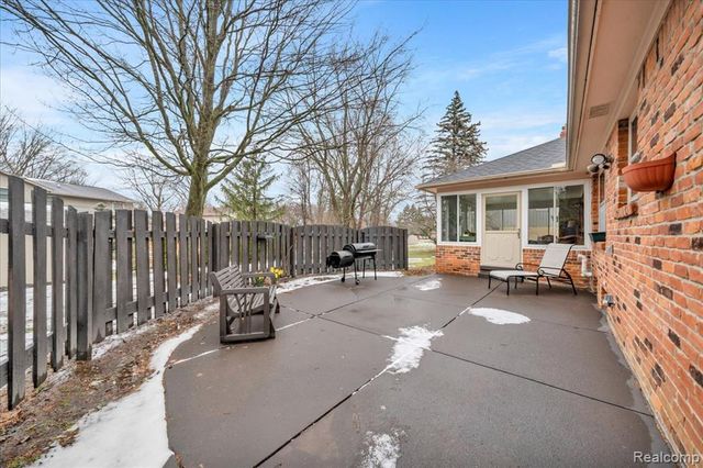 6091 Kings Shire Road, Grand Blanc, MI 48439