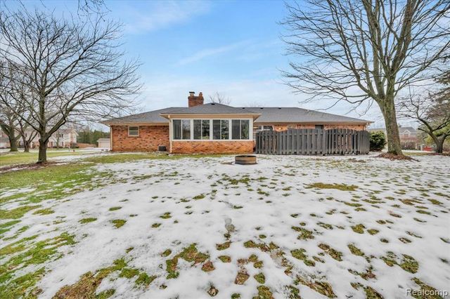 6091 Kings Shire Road, Grand Blanc, MI 48439