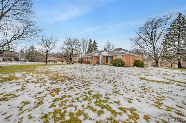 6091 Kings Shire Road, Grand Blanc, MI 48439