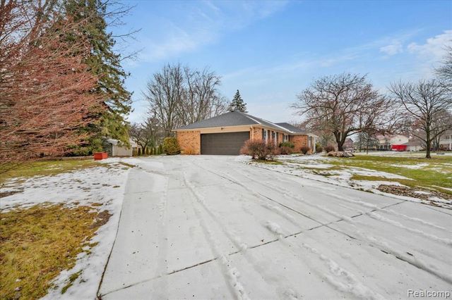 6091 Kings Shire Road, Grand Blanc, MI 48439