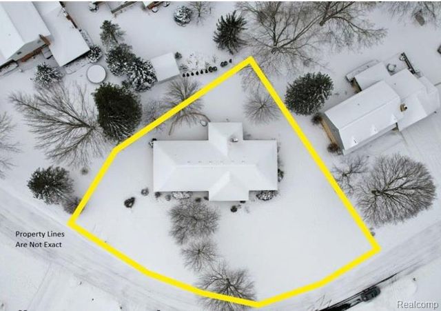 6091 Kings Shire Road, Grand Blanc, MI 48439