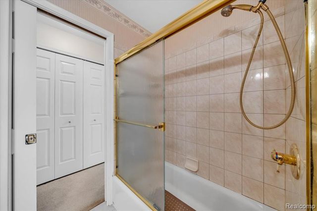 6091 Kings Shire Road, Grand Blanc, MI 48439