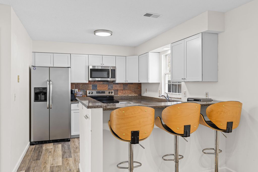 Image 7 of property listing at 2019 Wild Flower, Charleston, SC 29414