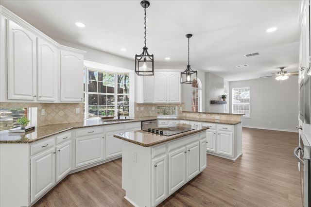 925 Hillside Court, Highland Village, TX 75077
