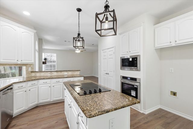 925 Hillside Court, Highland Village, TX 75077