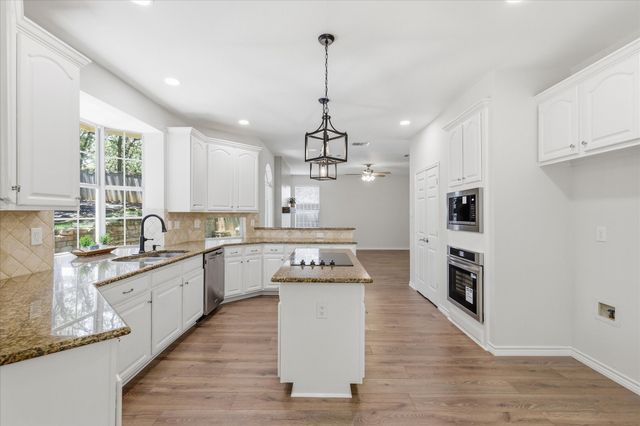 925 Hillside Court, Highland Village, TX 75077