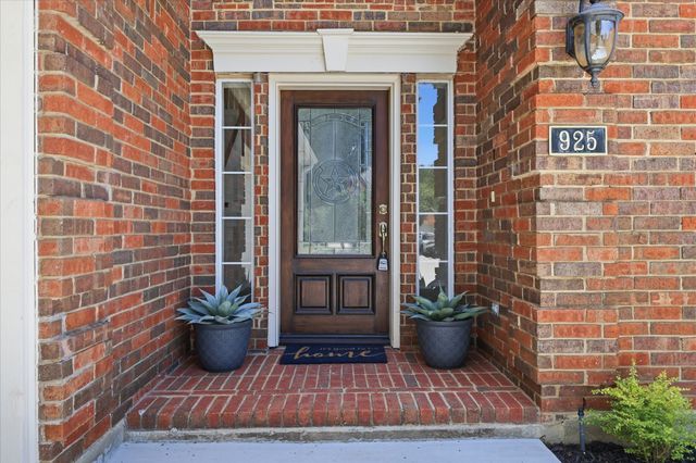 925 Hillside Court, Highland Village, TX 75077