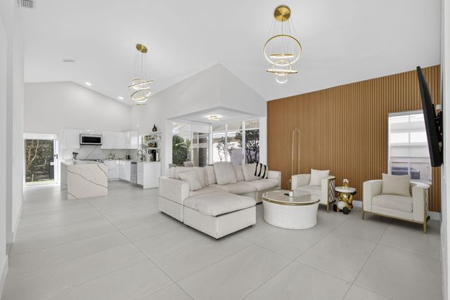 18 Selby Lane, Palm Beach Gardens, FL 33418