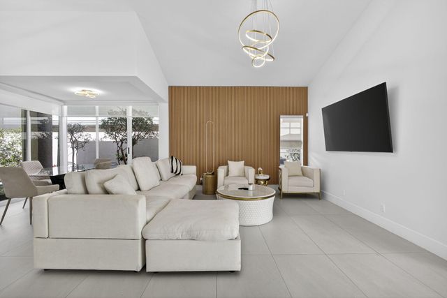 18 Selby Lane, Palm Beach Gardens, FL 33418