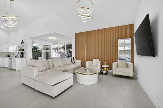 18 Selby Lane, Palm Beach Gardens, FL 33418