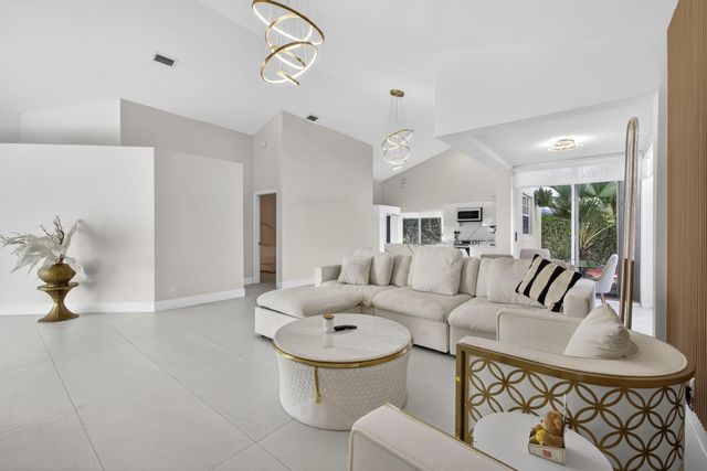 18 Selby Lane, Palm Beach Gardens, FL 33418