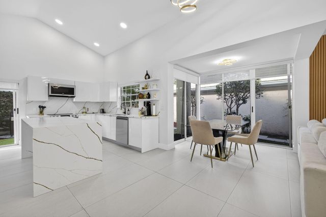 18 Selby Lane, Palm Beach Gardens, FL 33418