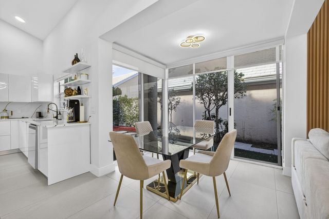 18 Selby Lane, Palm Beach Gardens, FL 33418