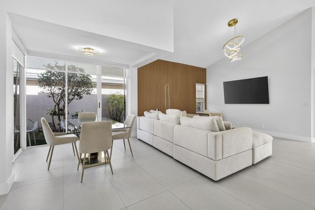 18 Selby Lane, Palm Beach Gardens, FL 33418