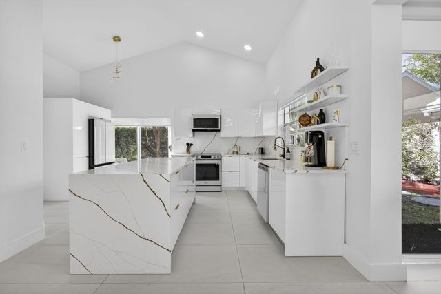 18 Selby Lane, Palm Beach Gardens, FL 33418