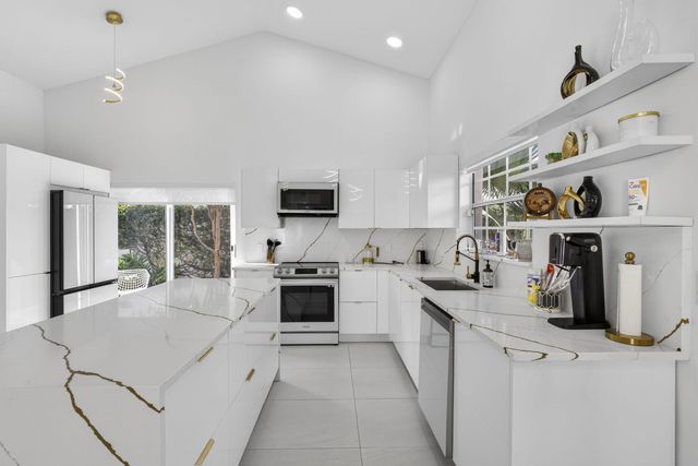 18 Selby Lane, Palm Beach Gardens, FL 33418