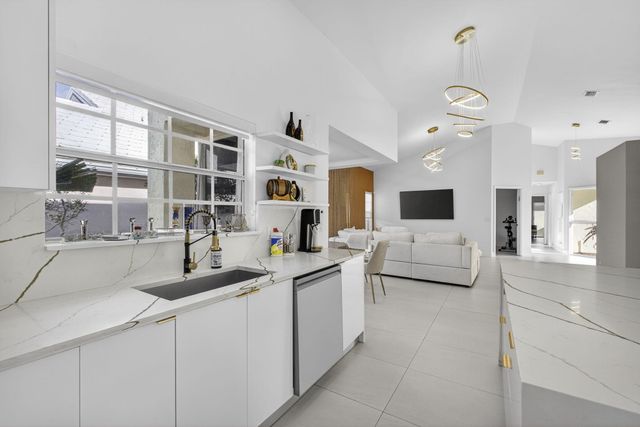 18 Selby Lane, Palm Beach Gardens, FL 33418