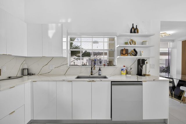 18 Selby Lane, Palm Beach Gardens, FL 33418