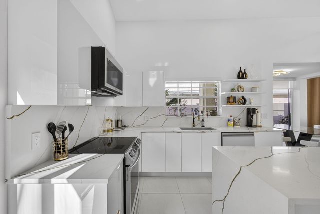 18 Selby Lane, Palm Beach Gardens, FL 33418