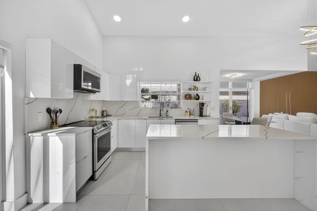 18 Selby Lane, Palm Beach Gardens, FL 33418