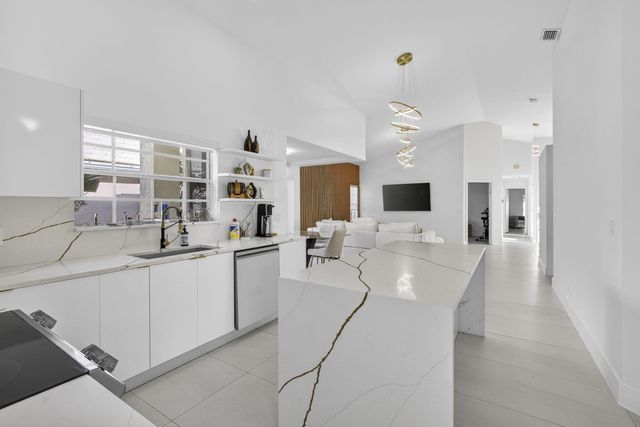 18 Selby Lane, Palm Beach Gardens, FL 33418