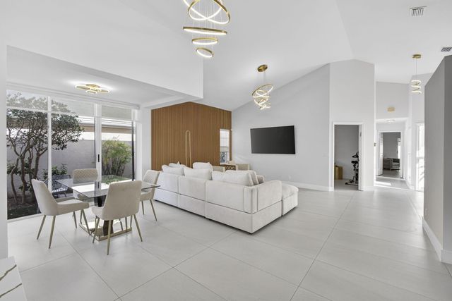 18 Selby Lane, Palm Beach Gardens, FL 33418