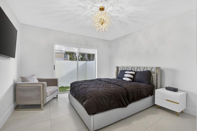 18 Selby Lane, Palm Beach Gardens, FL 33418