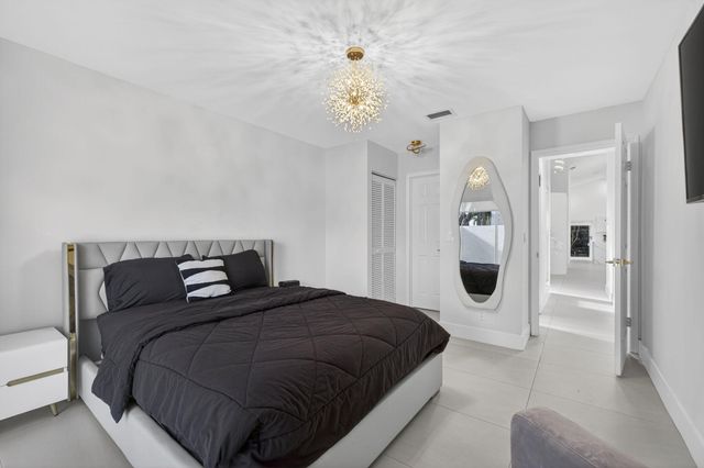 18 Selby Lane, Palm Beach Gardens, FL 33418