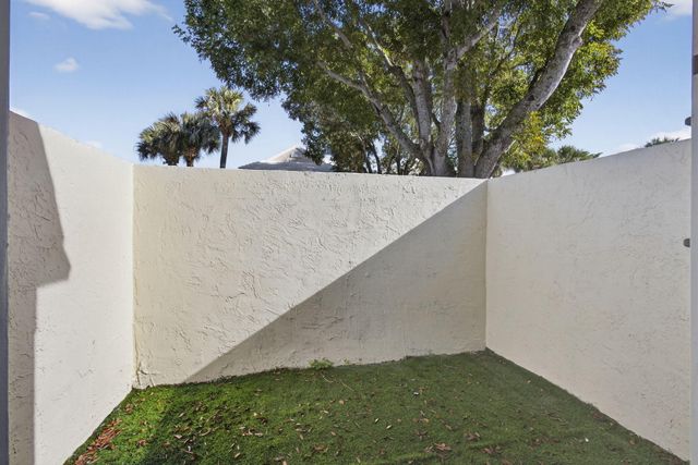 18 Selby Lane, Palm Beach Gardens, FL 33418