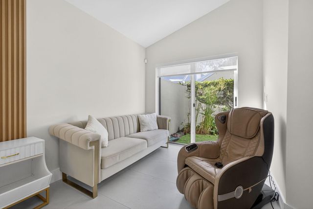 18 Selby Lane, Palm Beach Gardens, FL 33418