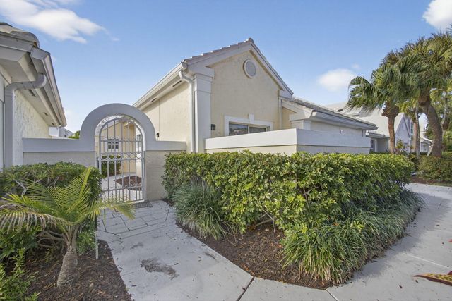 18 Selby Lane, Palm Beach Gardens, FL 33418