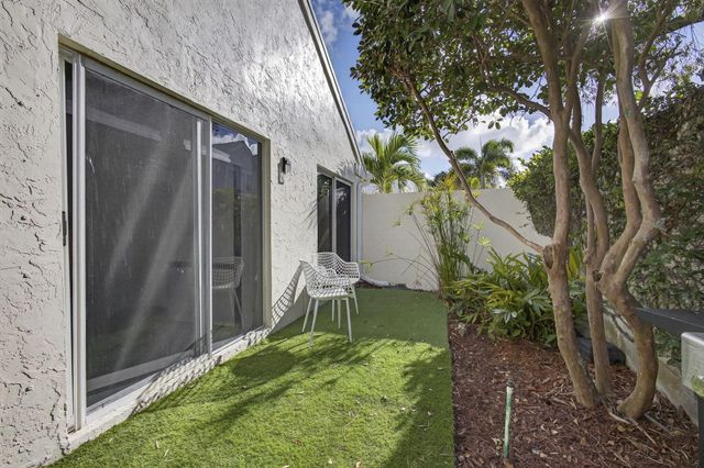 18 Selby Lane, Palm Beach Gardens, FL 33418