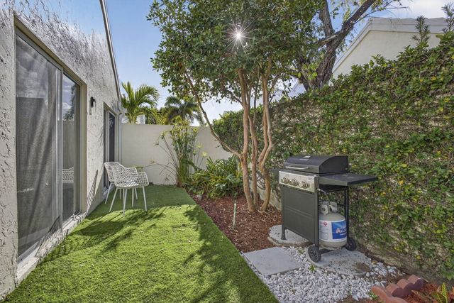 18 Selby Lane, Palm Beach Gardens, FL 33418