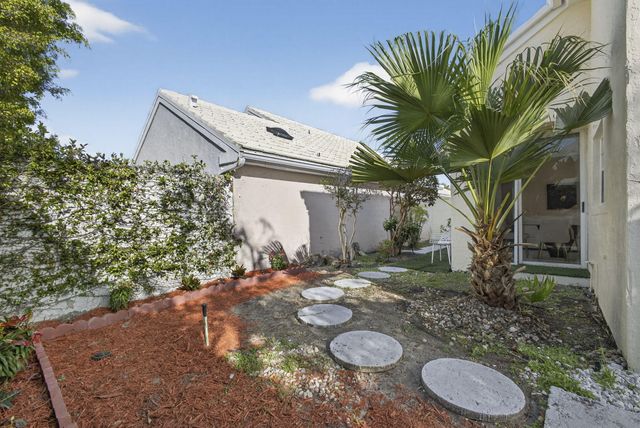 18 Selby Lane, Palm Beach Gardens, FL 33418