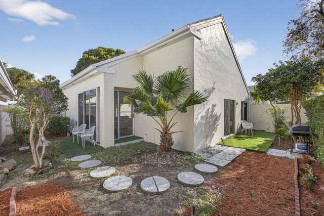 18 Selby Lane, Palm Beach Gardens, FL 33418