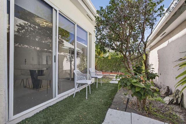 18 Selby Lane, Palm Beach Gardens, FL 33418