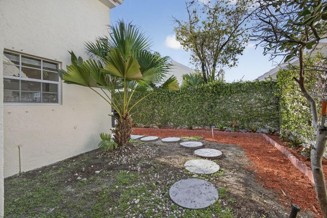 18 Selby Lane, Palm Beach Gardens, FL 33418