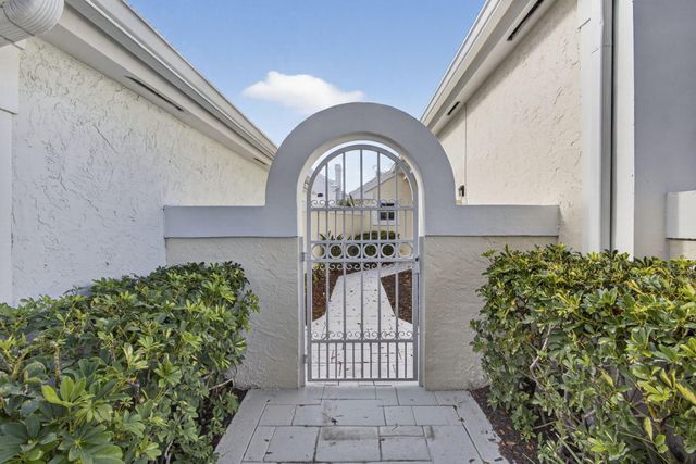 18 Selby Lane, Palm Beach Gardens, FL 33418