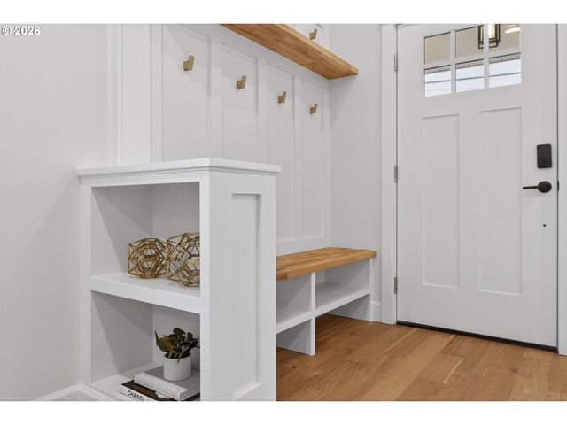 702 Ne ROSA PARKS Way, Portland, OR 97211