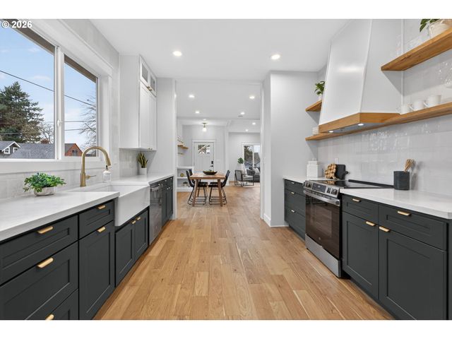 702 Ne ROSA PARKS Way, Portland, OR 97211