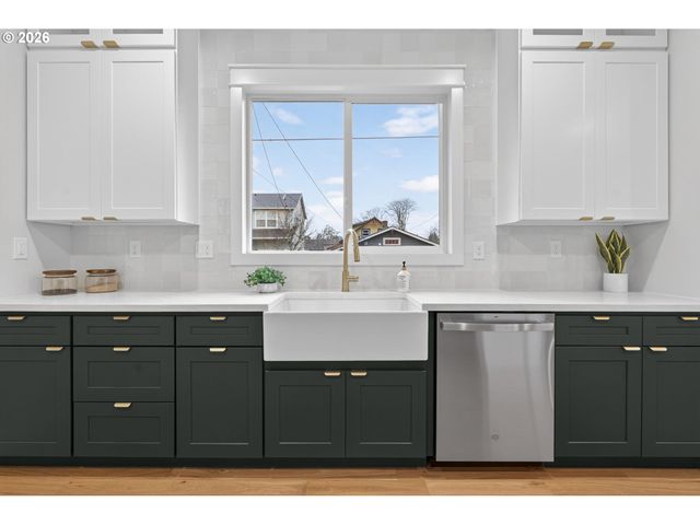 702 Ne ROSA PARKS Way, Portland, OR 97211