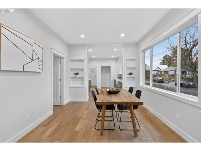 702 Ne ROSA PARKS Way, Portland, OR 97211